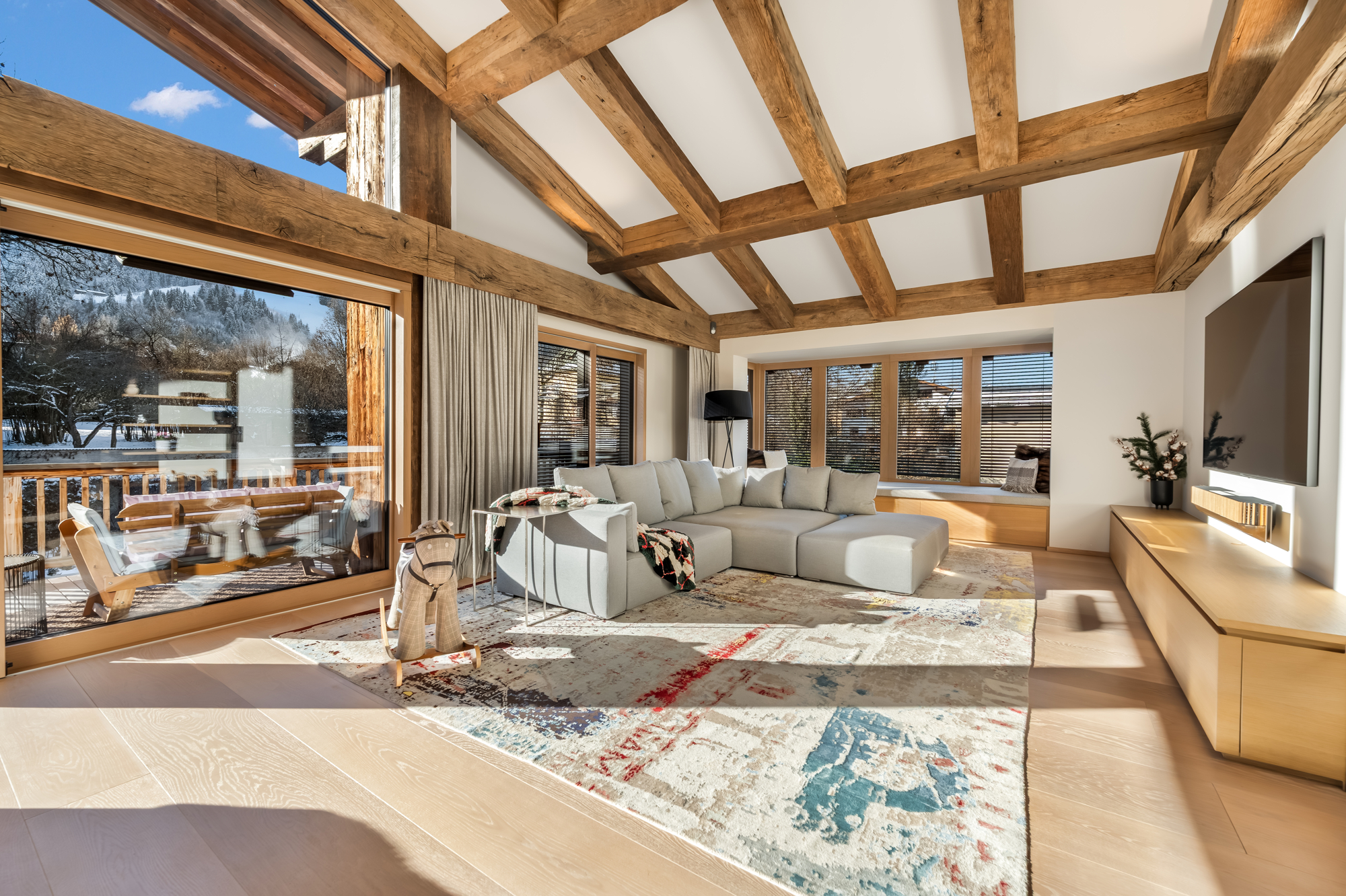 Penthouse Innenraum mit Bergblick